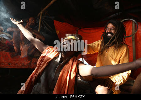 Zwei sadhus sind das Spiel mit dem Licht in einem Zelt bei Maha Kumbh mela in Allahabad, Indien 2013 Stockfoto