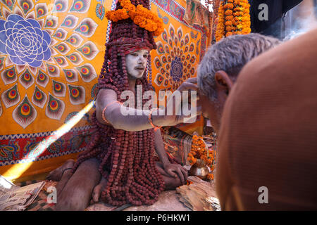 Portrait von Naga saddhu sadhu Baba während Maha Kumbh mela in Allahabad, Indien 2013 Stockfoto