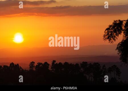 Llanuras onduladas de Beira Litoral desde Serra Da Estrela, Beira Alta, Portugal, Europa. Stockfoto