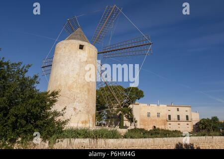 Molino y Torre gotica, Sa Torre, documentada en época musulmana Como alquería al-Borge, Llucmajor, Mallorca, Balearen, Spanien, Europa. Stockfoto