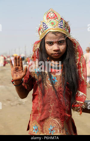 Porträt eines Kindes als Hindu Gott während Maha Kumbh mela in Allahabad, Indien 2013 gekleidet Stockfoto