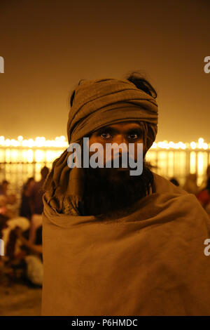 Portrait von sadhu Baba in der Masse während Maha Kumbh mela in Allahabad, Indien 2013 Stockfoto