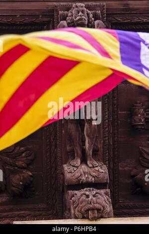 Atlante, voladizo de Madera en La Fachada del Ayuntamiento - tallado por el escultor Gabriel Torres Cladera en 1680, Plaza de Cort, Palma, Mallorca, Balearen, Spanien, Europa. Stockfoto