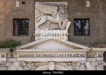 Leon veneciano sobre el Portal de Sant Micheli, 1533, Palacio del Podesta, Piazza dei Signori, tambien conocida como Piazza Dante, Verona, Patrimonio de la humanidad, Venetien, Italien, Europa. Stockfoto