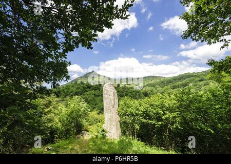 Gran Menhir de Counozouls herum, Valle de Aude, Roussillon, pirineos Orientales, Francia, Europa. Stockfoto