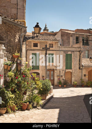 Das alte Dorf Kreuz in Valldemossa, die im 18. Jahrhundert gebaut wurde, die Grenzen des Dorfes zu markieren, in dem Haus mit der Grünen herunterfahren Stockfoto