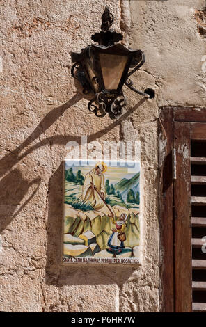 Eine Kachel Plaque n in Valldemossa, Mallorca, zu Ehren des lokalen Heiligen, Santa Catalina Thomas, die im Dorf geboren wurde. Stockfoto