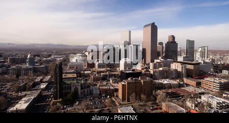 Blauer Himmel und kalte frische Temperaturen gibt es an einem Wintertag in Denver Colorado Stockfoto