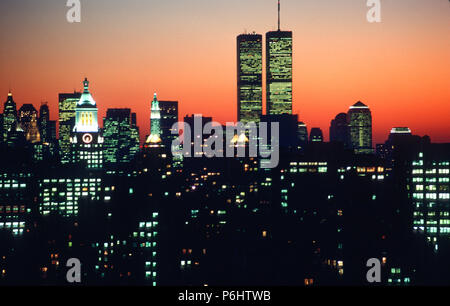 Vintage Bild Skyline von New York City, die die Twin Towers des World Trade Center, 1989, NYC, USA umfasst Stockfoto