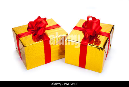 Zwei gold Geschenk-Boxen auf weißem Hintergrund Stockfoto