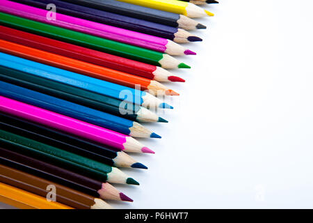 Reihe von Farbstiften Nahaufnahme auf weiß Stockfoto