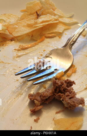 Schmutzige Teller und Gabel nach einer Mahlzeit Stockfoto