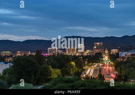 Boise, Idaho. Stadtbild mit Blick auf die Innenstadt, der Landeshauptstadt, Wolkenkratzer, Verkehr entlang der Capitol Boulevard, und Ausläufern in der Dämmerung im Sommer. Stockfoto