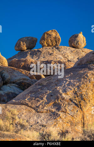 Juni 17, 2018 - TRONA, Kalifornien, USA - Drei Kugel - wie Felsen, Pinnacles, Trona, Kalifornien Stockfoto