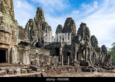 Angkor, Kambodscha - Nov 17, 2017: Touristen Sightseeing Bayon Tempel. Es ist Reich der Khmer Tempel in Angkor Thom in Kambodscha eingerichtet. Erbaut im späten 12. Stockfoto