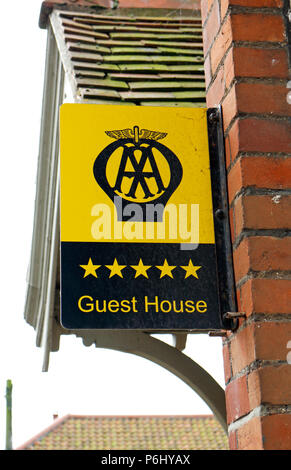 Eine alte AA 5-Star Guest House Zeichen außerhalb einer Eigenschaft auf der A 149 Küstenstraße in Cley-Next-the-Sea, Norfolk, England, Vereinigtes Königreich, Europa. Stockfoto