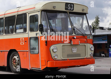 Mariefred, Schweden - August 7, 2016: Oldtimer Volvo öffentliche Verkehrsmittel Bus in orange Farbe wie es aussehen wie im Service für SJ in den 80er Jahren Stockfoto