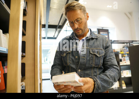 Der Mensch in der Buchhandlung auf der Suche nach neuen Bücher Stockfoto