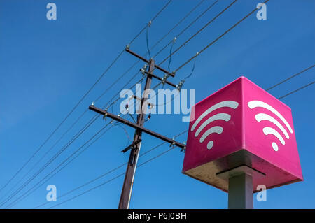 Telefonleitungen und WLAN anmelden, vor blauem Himmel. Stockfoto