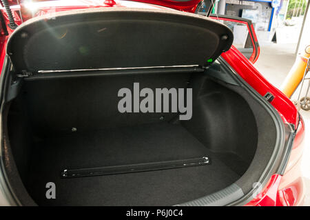 Qualität auf einem nagelneuen MG6 Auto von chinesischen Unternehmen SAIC mit der Heckablage schon auseinander gefallen. Stockfoto