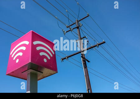 Telefonleitungen und WLAN anmelden, vor blauem Himmel. Stockfoto