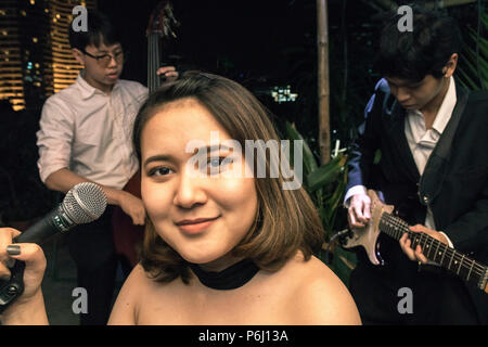 Thai Jazz Trio in Bangkok, Thailand durchführen Stockfoto