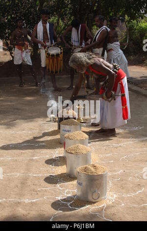 Para eduppu ist eine benutzerdefinierte populär in Kerala bhagavathi Tempel. velichappad oder Oracle und sein Team visits Häuser devotees zu segnen. Stockfoto