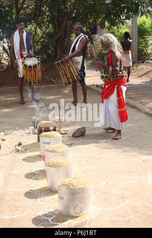 Para eduppu ist eine benutzerdefinierte populär in Kerala bhagavathi Tempel. velichappad oder Oracle und sein Team visits Häuser devotees zu segnen. Stockfoto