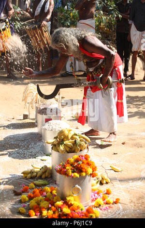 Para eduppu ist eine benutzerdefinierte populär in Kerala bhagavathi Tempel. velichappad oder Oracle und sein Team visits Häuser devotees zu segnen. Stockfoto