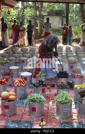 Para eduppu ist eine benutzerdefinierte populär in Kerala bhagavathi Tempel. velichappad oder Oracle und sein Team visits Häuser devotees zu segnen. Stockfoto