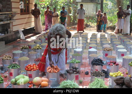 Para eduppu ist eine benutzerdefinierte populär in Kerala bhagavathi Tempel. velichappad oder Oracle und sein Team visits Häuser devotees zu segnen. Stockfoto