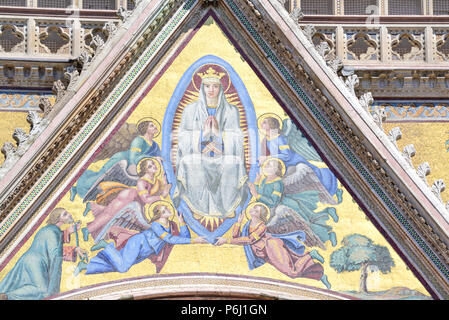 Detail der Fassade der Kathedrale von Orvieto, Umbrien, Italien. Mosaik, die Himmelfahrt der Jungfrau Maria Stockfoto