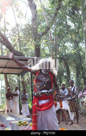 Para eduppu ist eine benutzerdefinierte populär in Kerala bhagavathi Tempel. velichappad oder Oracle und sein Team visits Häuser devotees zu segnen. Stockfoto