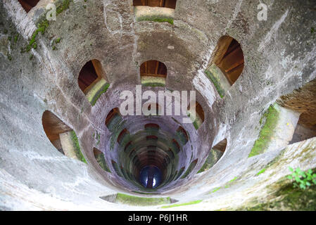 St. Patrick's gut, Orvieto, Italien. Historische gut. Tolle Technik arbeiten, im Jahre 1547 erbaut. Tiefe 54 Meter, Breite 13 Meter.. Merkmale sind die Stockfoto