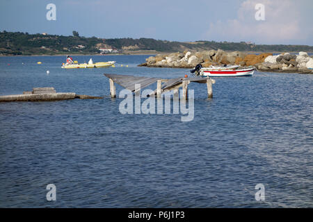 Alte kaputte Hölzerne Seebrücke am Strand auf der Insel Katelios, Kefalonia, Griechenland, EU Stockfoto