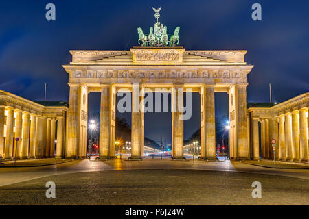 Die beleuchteten Brandenburger Tor in Berlin bei Nacht