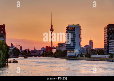 Schöne orange Himmel bei Sonnenuntergang über Berlin mit dem berühmten Fernsehturm Stockfoto