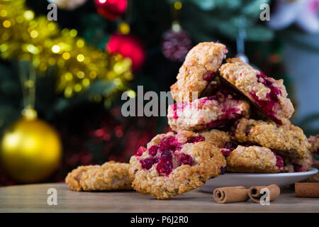 Teller mit hausgemachten oat Cookies auf Holztisch mit Zimtstangen in Weihnachten Dekoration Stockfoto