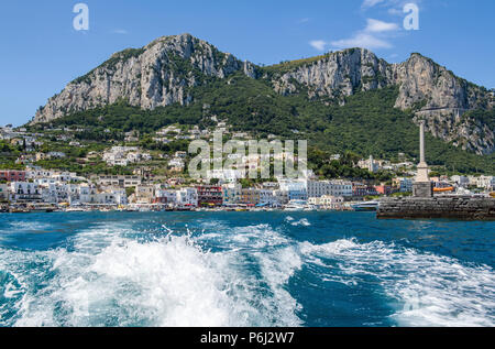 Verlassen Capri mit dem Powerboot Italien Stockfoto