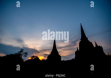 Silhouette von Wat Phra Sri Sanphet, der heiligste Tempel auf dem Gelände des alten königlichen Palast im alten Thailands Hauptstadt Ayutthaya. Gegen colorfu Stockfoto