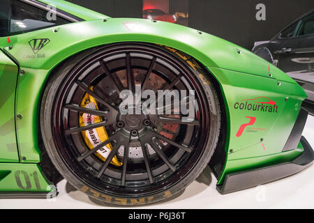 19. Mai 2018 - London, Großbritannien. Close-up front Leistung Rad und grosse Bremsen eines grünen Supersportwagen Lamborghini Aventador in London Motor Show. Stockfoto