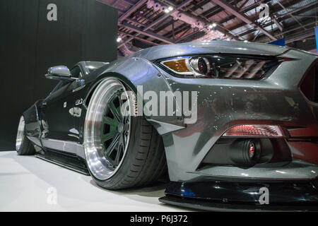 19. Mai 2018 - London, Großbritannien. Niedrigen Winkel, in der Nähe eines berühmten klassischen amerikanischen Muscle Car, modifizierte Ford Mustang GT in London Motor Show. Stockfoto