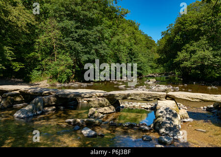 Tarr Schritte Somerset England Juni 27, 2018 Alte 1880 Brücke über den Fluss Barle Stockfoto