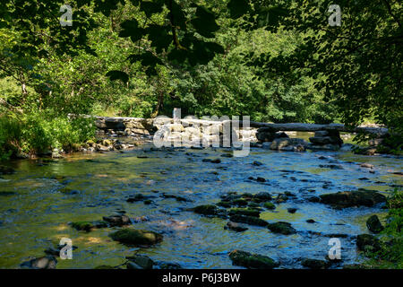 Tarr Schritte Somerset England Juni 27, 2018 Alte 1880 Brücke über den Fluss Barle Stockfoto