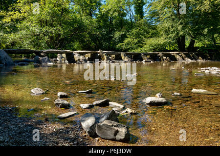 Tarr Schritte Somerset England Juni 27, 2018 Alte 1880 Brücke über den Fluss Barle Stockfoto