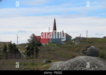 Ein Blick auf die bunte, weatherboard Häuser verstreut in der Landschaft am malerischen Fischerdorf Peggy's Cove, Nova Scotia, Kanada Stockfoto