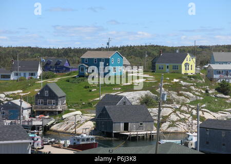 Ein Blick auf die bunte, weatherboard Häuser verstreut in der Landschaft am malerischen Fischerdorf Peggy's Cove, Nova Scotia, Kanada Stockfoto