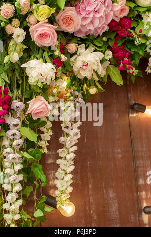 Hochzeit Blumen Dekoration auf braun Holzzaun Stockfoto