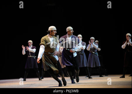 Tänzer, die einheimischen georgischen Tanz mit Säbeln aufführen. Sukhischwili, Das Georgische Nationalballett. März 10,2018. Kiew, Ukraine Stockfoto