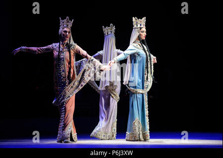 Tänzerinnen einheimische georgische Tanz auf der Bühne. Sukhishvili, die Georgische Nationalballett. März 10,2018. Kiew, Ukraine. Stockfoto